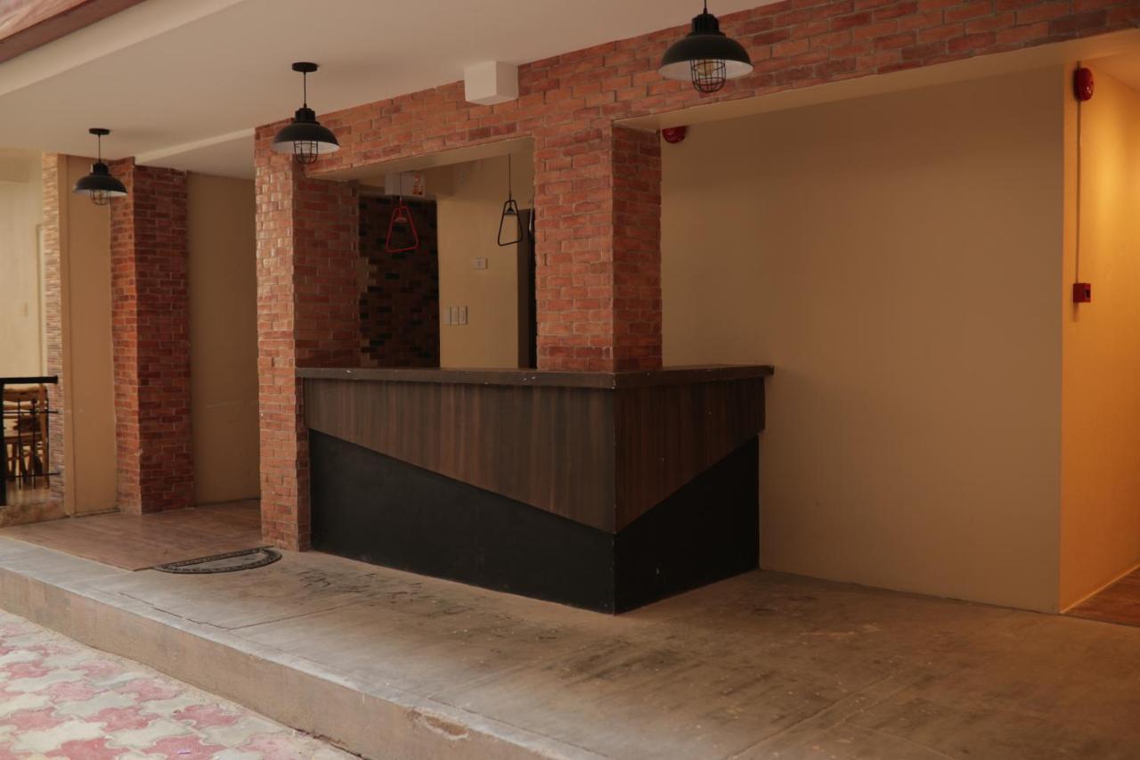 Cerca Hotel Balabag  Екстериор снимка