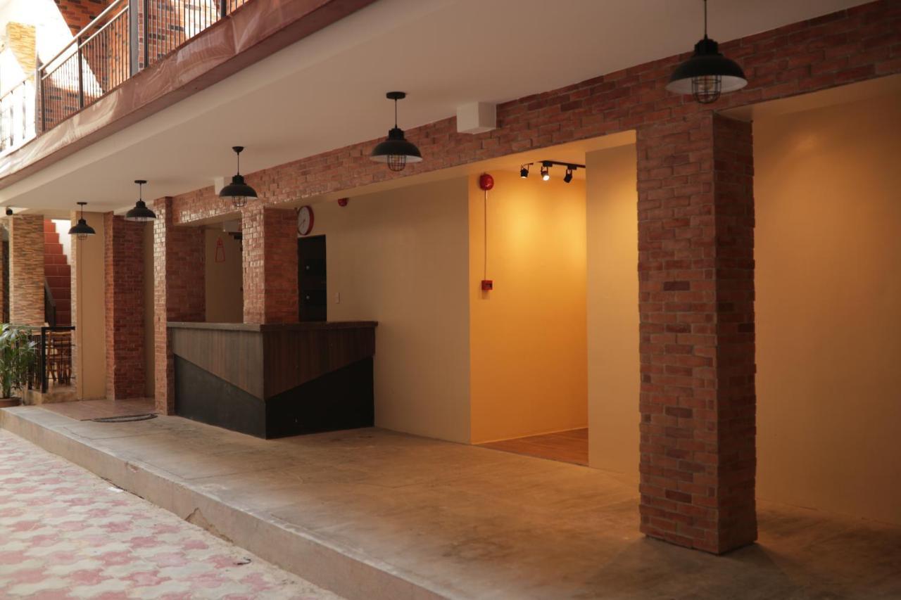 Cerca Hotel Balabag  Екстериор снимка