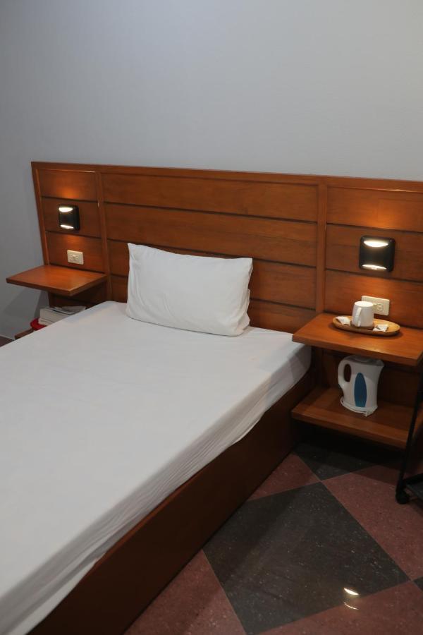Cerca Hotel Balabag  Екстериор снимка