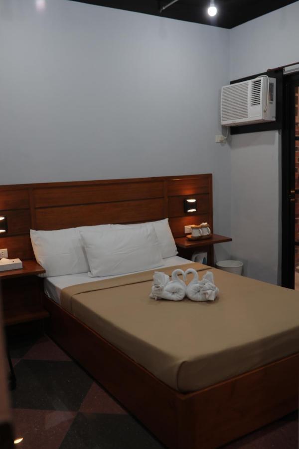 Cerca Hotel Balabag  Екстериор снимка