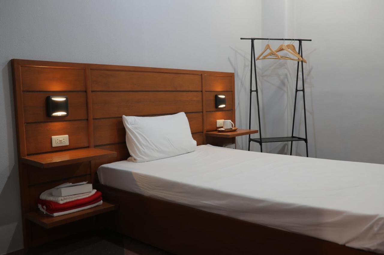 Cerca Hotel Balabag  Екстериор снимка