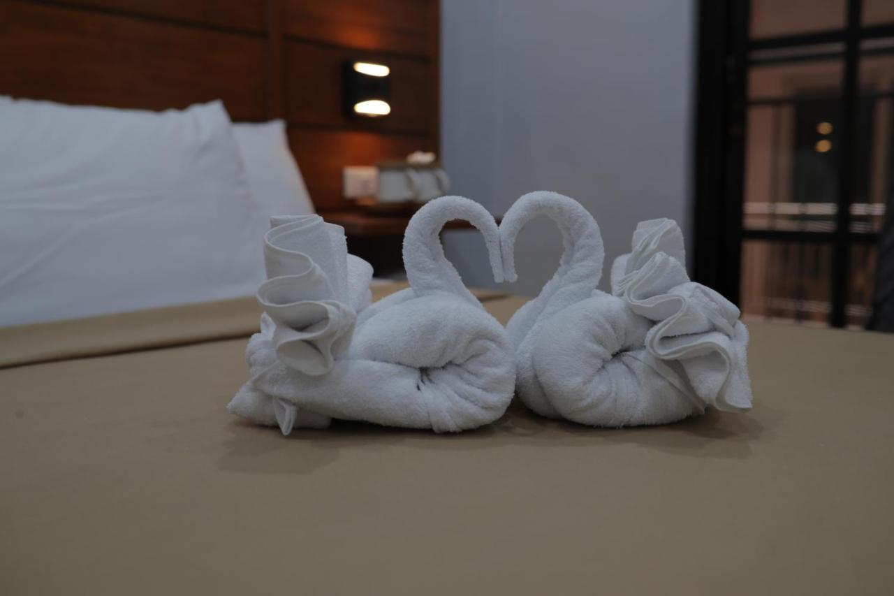 Cerca Hotel Balabag  Екстериор снимка