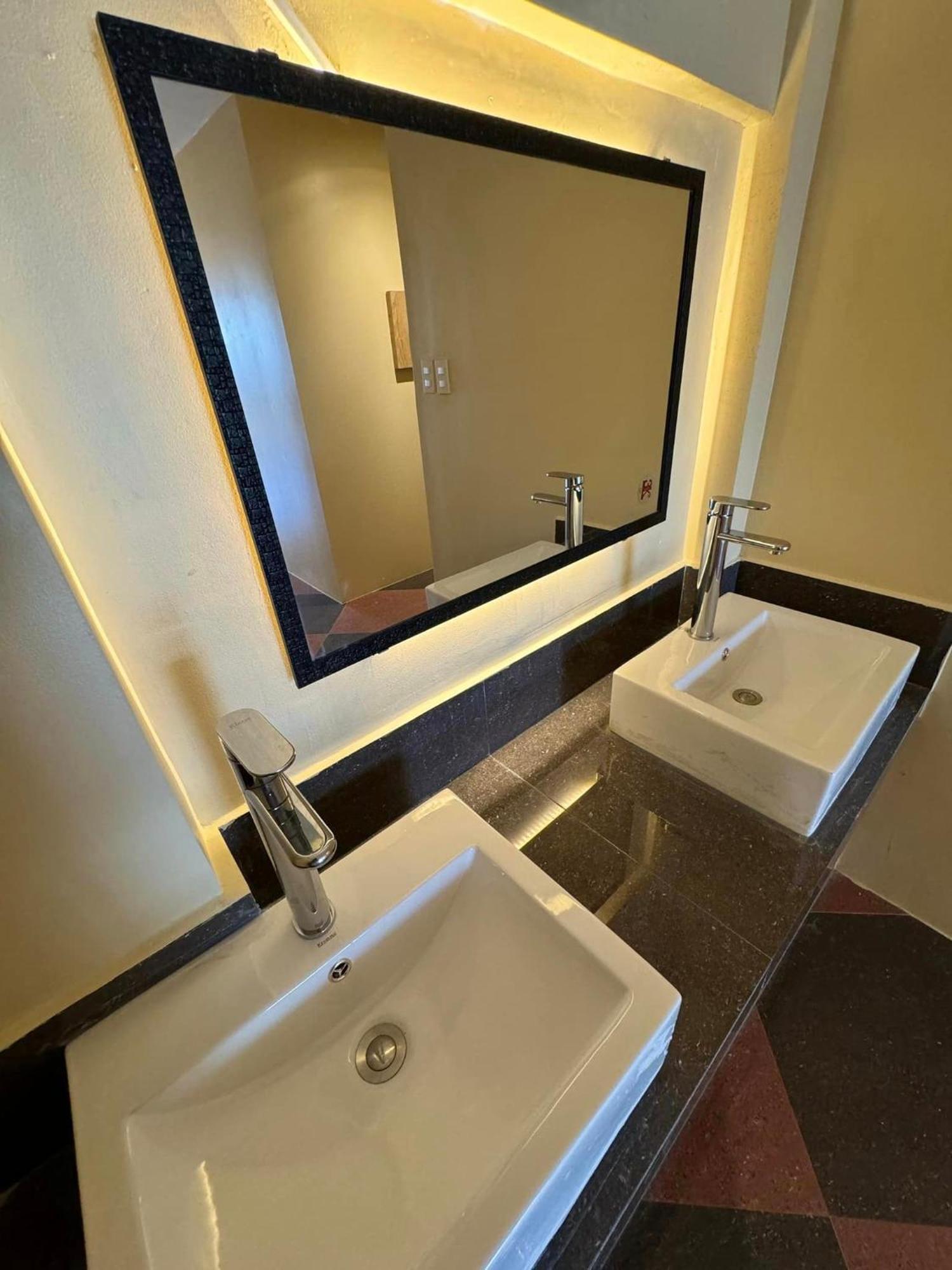 Cerca Hotel Balabag  Екстериор снимка